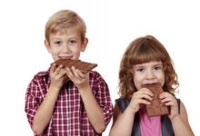 شکلات برای بچه ها، چه ضررهایی دارد؟
